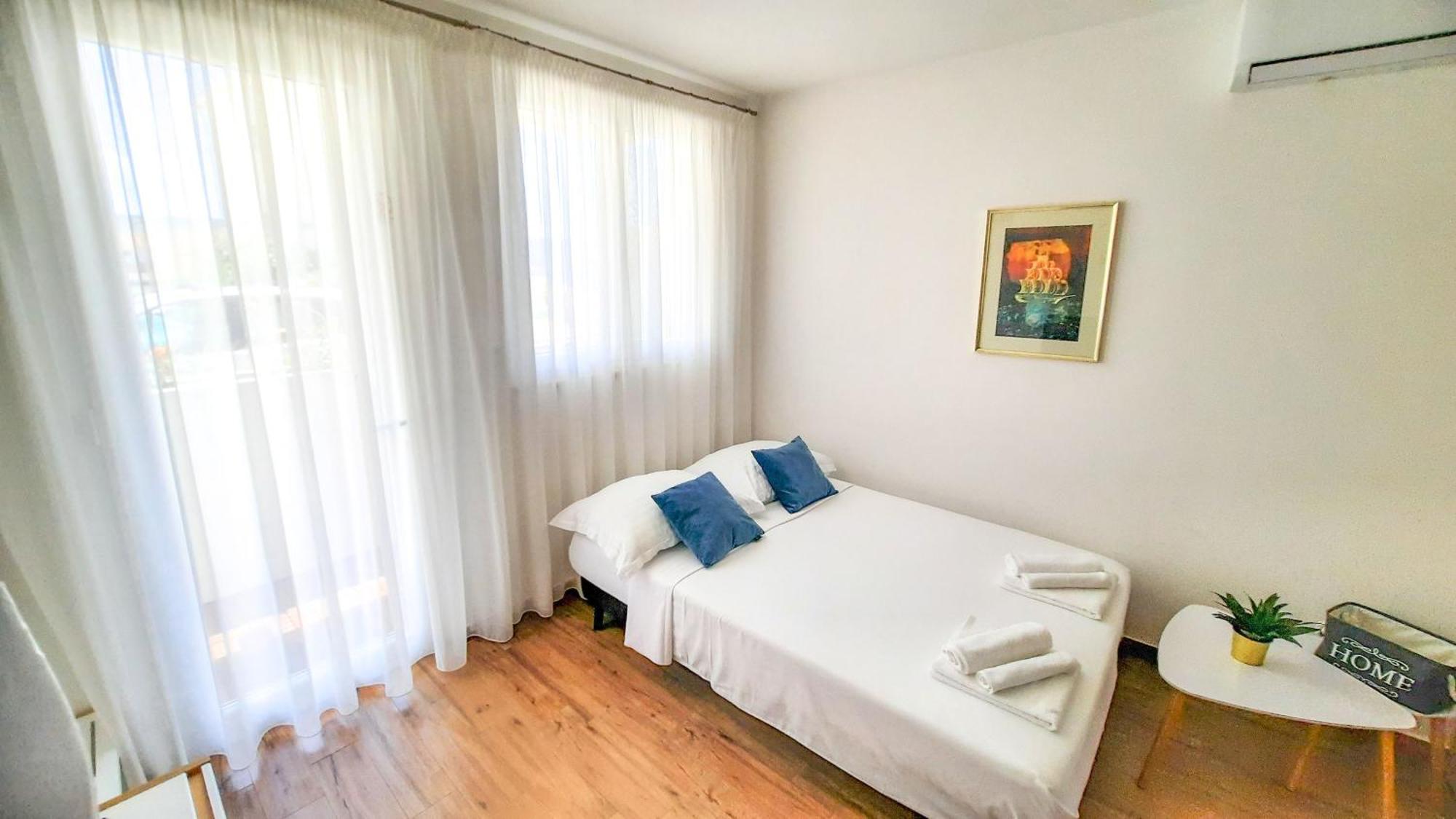 Studio Apartman Kiara Bol Eksteriør bilde